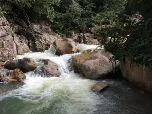 Ba Ho Waterfalls Cliff Jumping