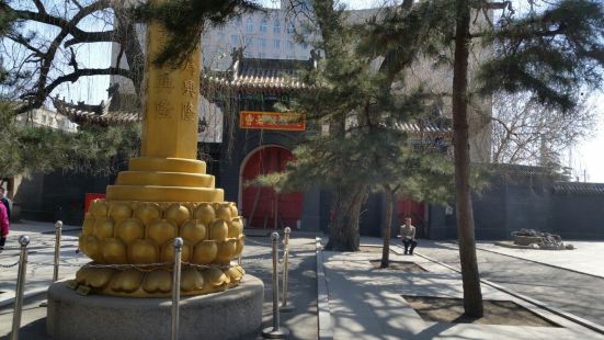 非常好的一座寺庙。位于长春市中心，人民广场旁边。面积不算大，