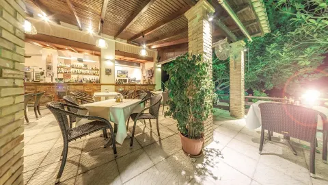 The Halfway House Restaurant Wine Bar in Planos