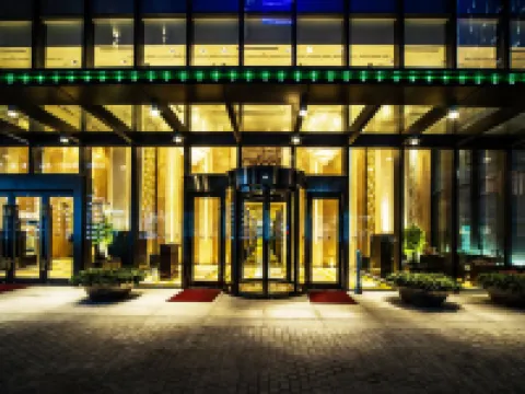 Paramount Gallery Hotel Hotels near Jingan Temple