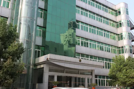 Xinyang Construction Road Hotel Отели рядом с достопримечательностью «Xinyang Normal University»