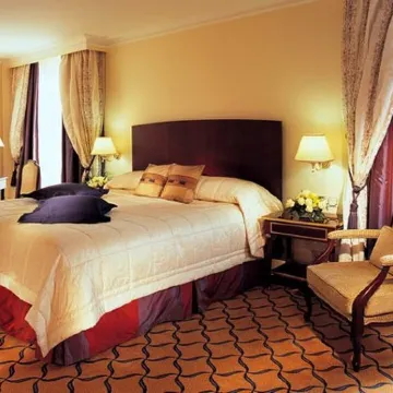 Renaissance Paris la Defense Hotel Отели рядом со станцией La Defense Station