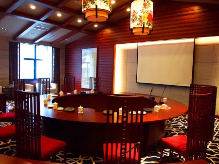 Sanqingshan Jinshawan Holiday Inn (East Jinsha Cableway) Отели рядом с достопримечательностью «West Coast Scenic Area»