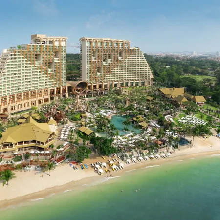 Centara Grand Mirage Beach Resort Pattaya Отели рядом с достопримечательностью «Пляж Наклуа»