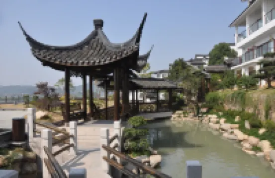 Nanbei Lake Huguang Shanju Holiday Hotel