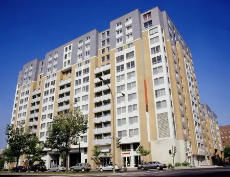 Hotel Faubourg Montreal Centre-Ville Downtown Отели рядом с достопримечательностью «Парк Жан-Драпо»