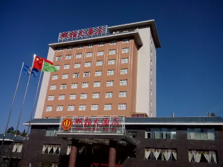 Shuang Bai Hotel Отели рядом с достопримечательностью «Отдел Управления охраны Уезда Чуанбэ, национальный природный заповедник Юньнань Циншань»
