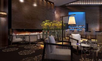 a room with tables and chairs in the middle, next to an outside bar that has at Boyue Hotel Shanghai Air China Hongqiao Airport
