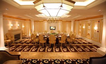 In the middle of a large room, there are chandeliers and tables, accompanied by an ornate design at Boyue Hotel Shanghai Air China Hongqiao Airport