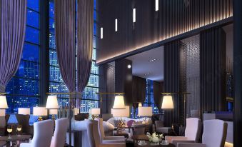 room with a view, furnished with tables in the center at Boyue Hotel Shanghai Air China Hongqiao Airport