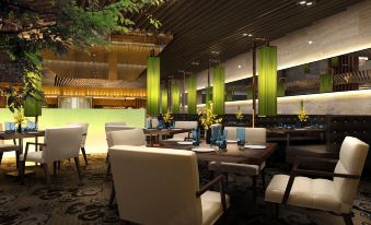 In the center of the restaurant, there are tables and chairs arranged in a way that they all face each other at Boyue Hotel Shanghai Air China Hongqiao Airport