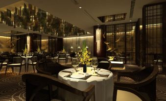 The restaurant is located in the center and offers various dining areas with tables and chairs at Boyue Hotel Shanghai Air China Hongqiao Airport