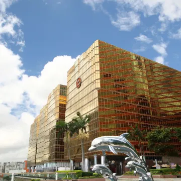The Royal Pacific Hotel and Towers Отели рядом с достопримечательностью «Круг»