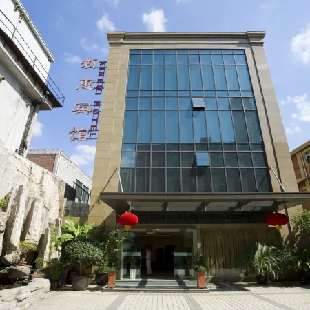 Xinhui Hotel Отели рядом с достопримечательностью «Храм и пагода Лонхуа»