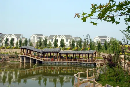 Bailu Hotspring Hotel Отели рядом с достопримечательностью «Hongya Valley»