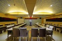Ease Hotel (Yidu Yasi International Plaza)