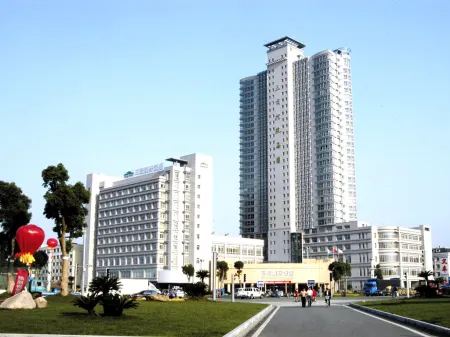 Sanyou International Hotel Отели рядом с достопримечательностью «Baiyun Pavilion»