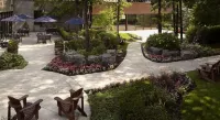 DoubleTree by Hilton Hotel Toronto Airport West Hotel dekat Barbertown Park