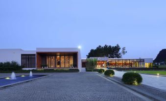 Yingde Jiqingli Xianhu · Yiluan Fenglu Hot Spring Resort Hotel