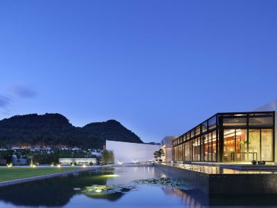 Yingde Jiqingli Xianhu · Yiluan Fenglu Hot Spring Resort Hotel