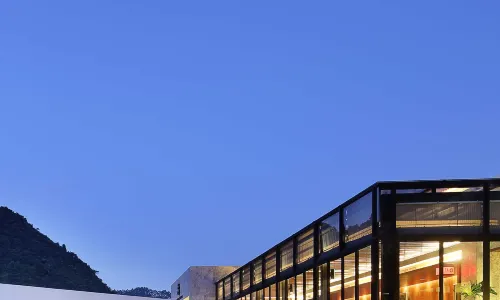 Yingde Jiqingli Xianhu · Yiluan Fenglu Hot Spring Resort Hotel