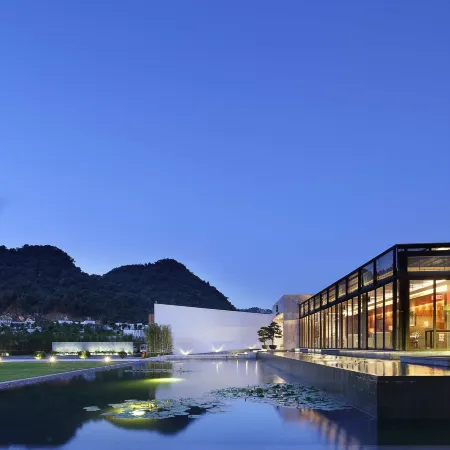 Yingde Jiqingli Xianhu · Yiluan Fenglu Hot Spring Resort Hotel