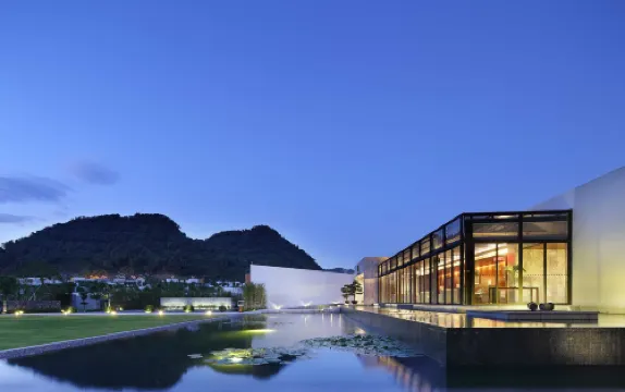 Yingde Jiqingli Xianhu · Yiluan Fenglu Hot Spring Resort Hotel