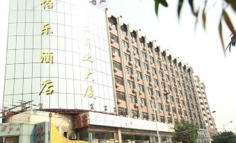 "A large building with the word ""hotel"" on its side, offering an exterior view" at Yile Hotel