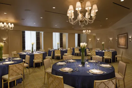 Four Seasons Hotel Embarcadero Отели рядом с достопримечательностью «Lincoln Park»