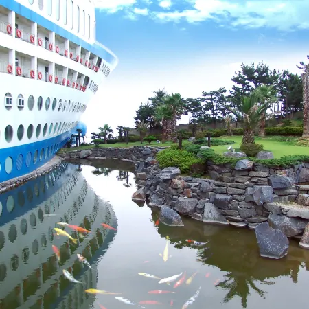 Sun Cruise Resort and Yacht Отели рядом с достопримечательностью «Парк Hourglass»