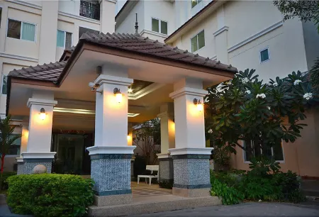 At Residence Suvarnabhumi Hotel Отели рядом с достопримечательностью «Wat Lan Boon»