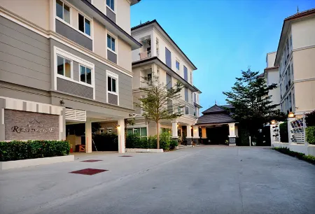 At Residence Suvarnabhumi Hotel Отели рядом с достопримечательностью «Wat Lan Boon»