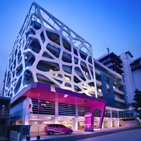 Favehotel Gatot Subroto Jakarta Отели рядом с достопримечательностью «Небоскреб «Мулиа»»