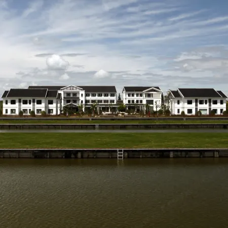 Mingzhu Lake Swan Garden Resort