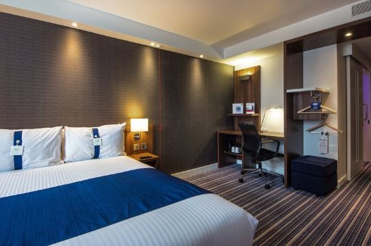 홀리데이 인 익스프레스 서더크 외관