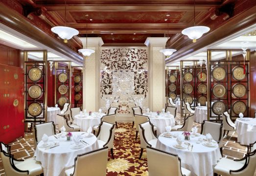 1. 더 캐슬 호텔 ..