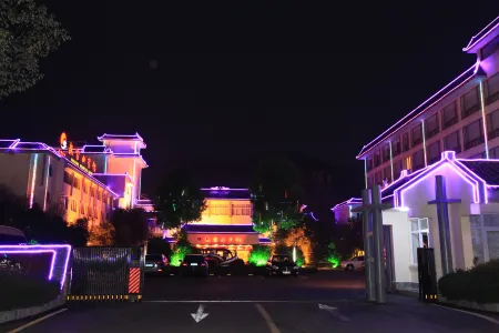 Wudangshan Hotel Отели рядом с достопримечательностью «Three Views of Qiongtai»