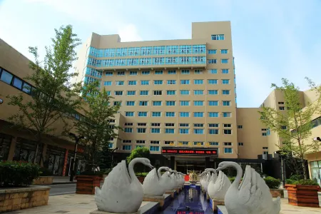 Royal Hotel Отели рядом со станцией Huangmeidong Railway Station