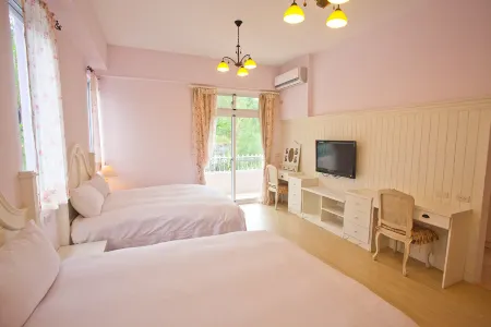 Bear Meets Moose Bed and Breakfast Отели в г. Наньтоу