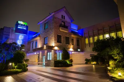 Golden Moonshine Motel Hotel di 