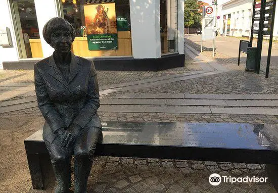 Lise Noergaard Statue