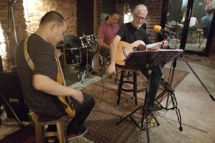 Thapae East - live music bar