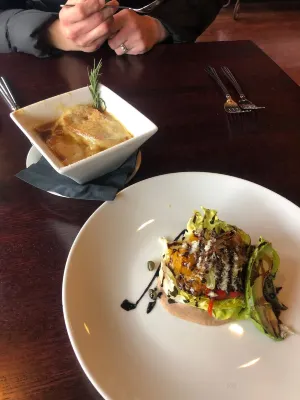 Ophelias Restaurant & Inn Hotel di 