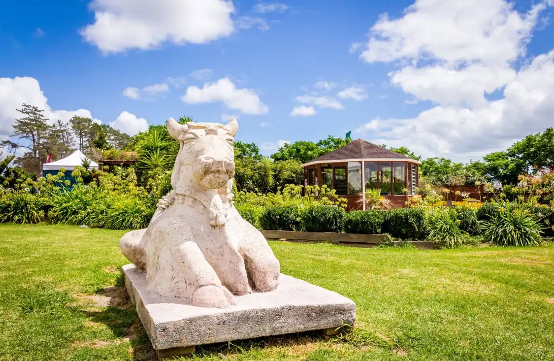 Hotels near Hare Krishna Centre (ISKCON)