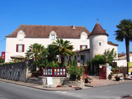 Logis Hostellerie des Ducs Отели в г. Сумансак