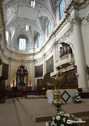 Cathedral de St-Aubain (St. Aubain Cathedral)