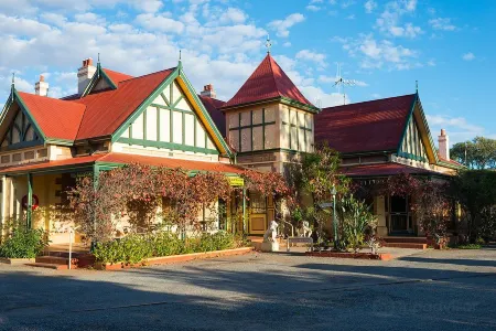 The Lodge Outback Motel