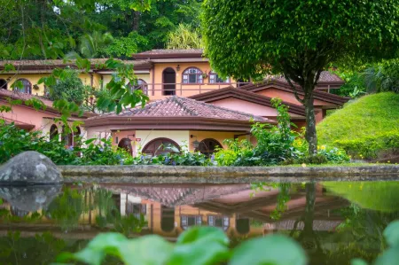 El Tucano Resort & Thermal Spa Отели рядом с достопримечательностью «Университет Сан Хосе»