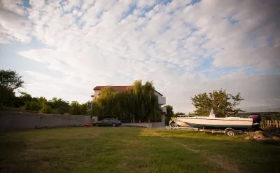 Pensiunea 4 Salcii Hotels near Muzeul Casa Satului Dunavățu de Sus