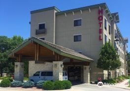 Parkwood Inn & Suites
